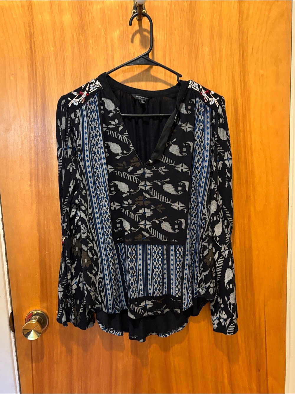 💙 3 FOR $22
Lucky Brand Black and Blue Mixed-Print V-Neck Tunic